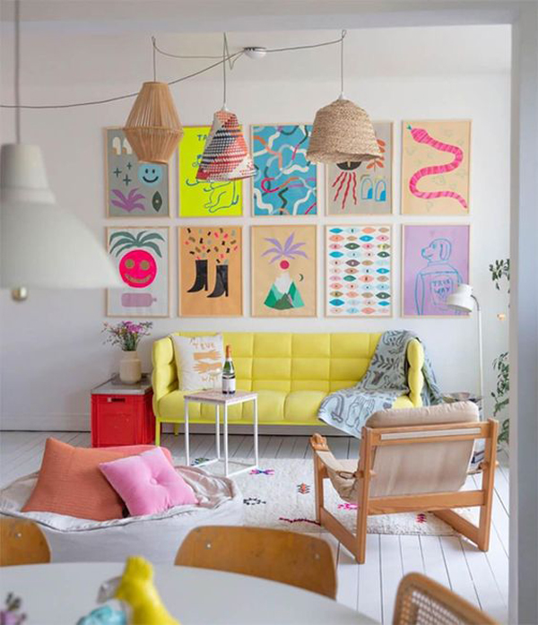 desain-ruang-tamu-pastel-dengan-galeri-dining-penuh-warna