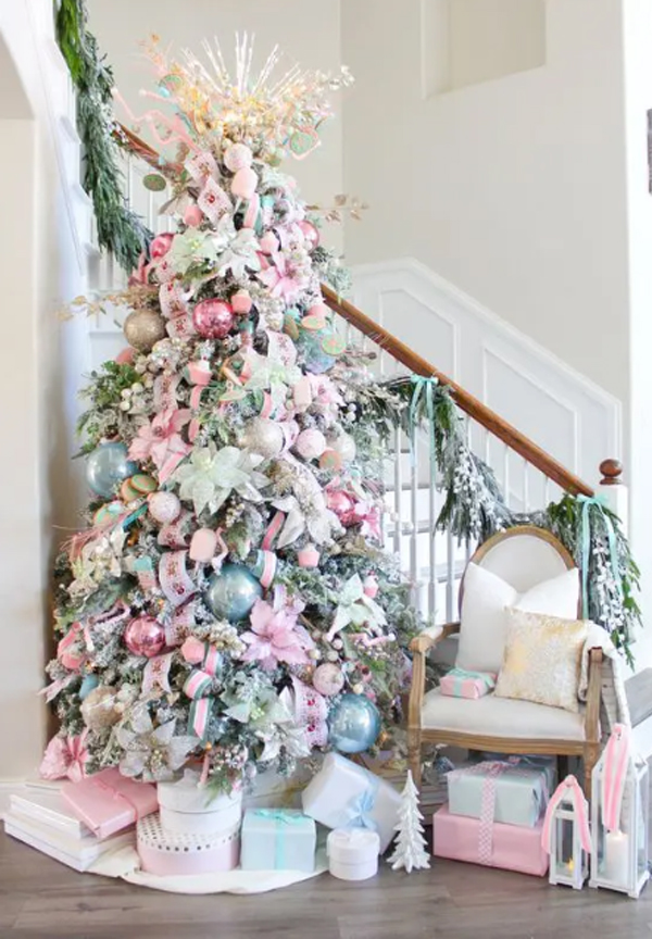 ide-dekorasi-pohon-natal-pastel-yang-glamor-di-bawah-tangga