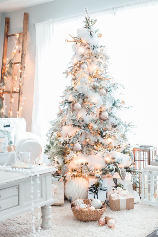 ide-pohon-natal-putih-dengan-aksen-warna-pastel-dan-tangga-lampu-peri