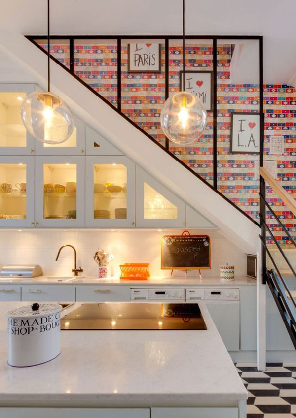 dapur-bawah-tangga-dengan-set-lemari-kaca-dan-wallpaper-tangga