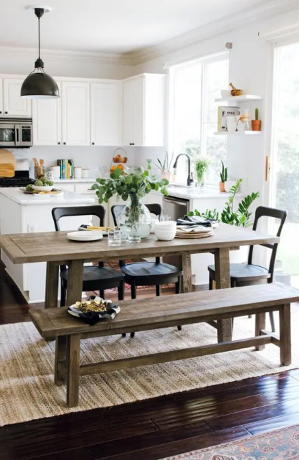 dapur-eklektik-warna-putih-dengan-meja-makan-bernuansa-kayu