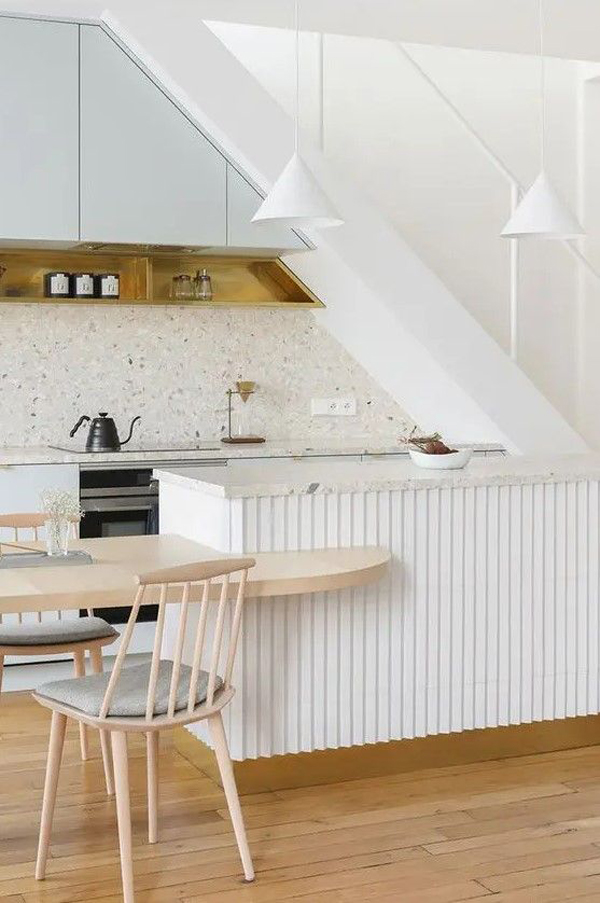 desain-dapur-bawah-tangga-bernuansa-putih-minimalis