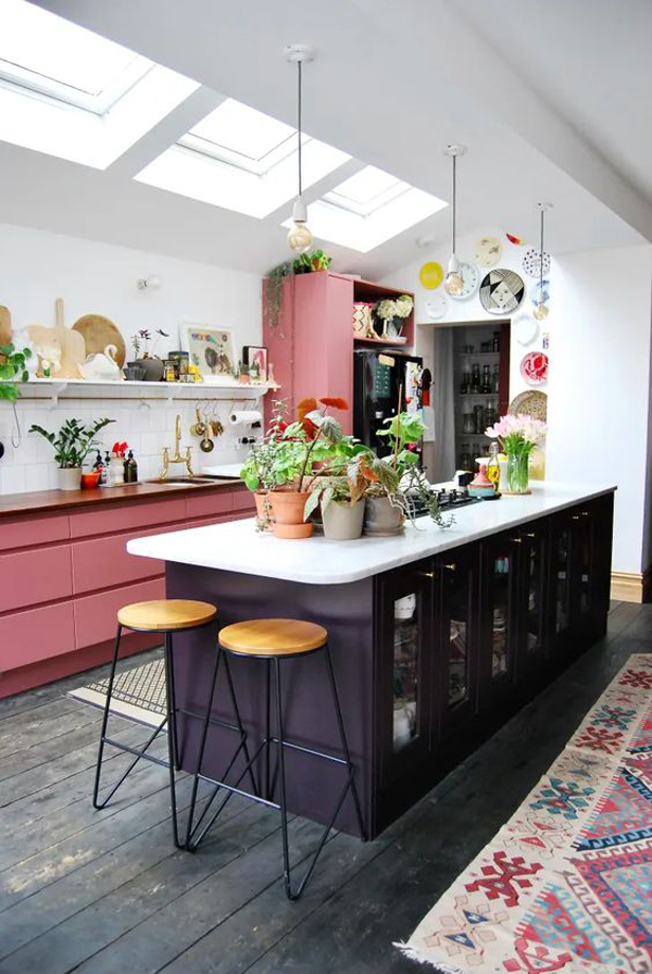 desain-dapur-eklektik-terang-dengan-lemari-dapur-pink