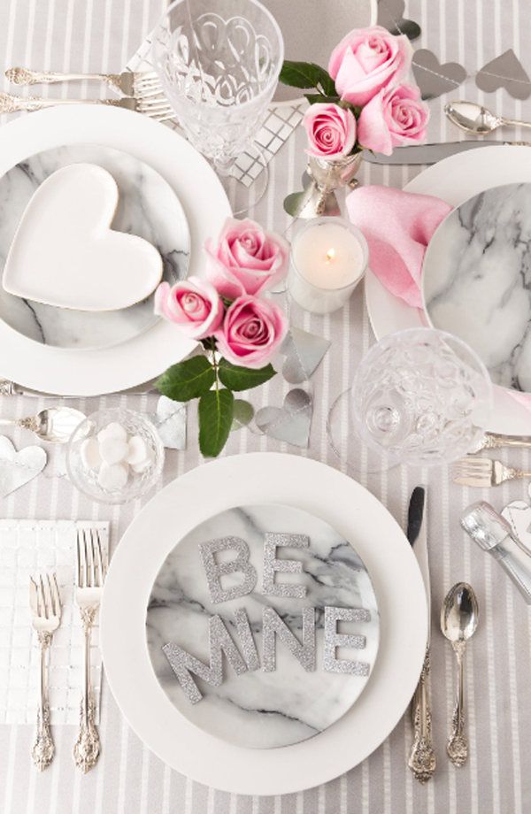 ide-meja-makan-monokrom-dengan-mawar-pink-untuk-valentine