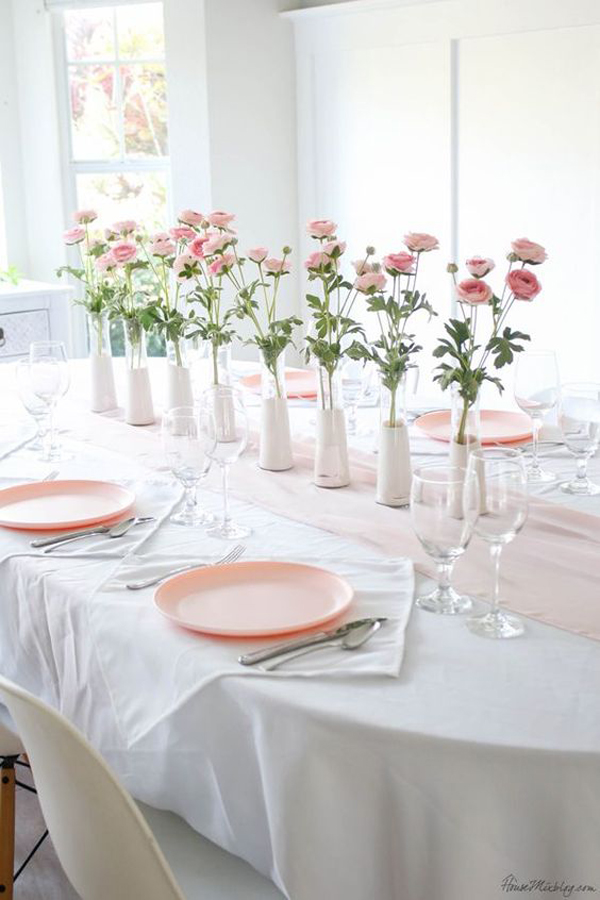 pengaturan-meja-makan-minimalis-dengan-vas-bunga-untuk-valentine